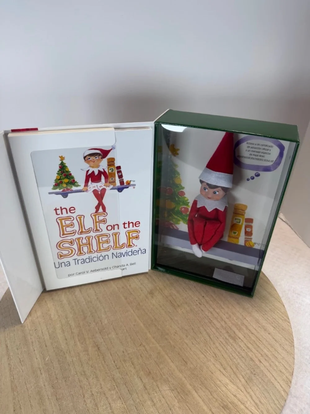 The Elf on the Shelf Spanish Girl Scout Elf Una Tradición Navideña Book Set NOB